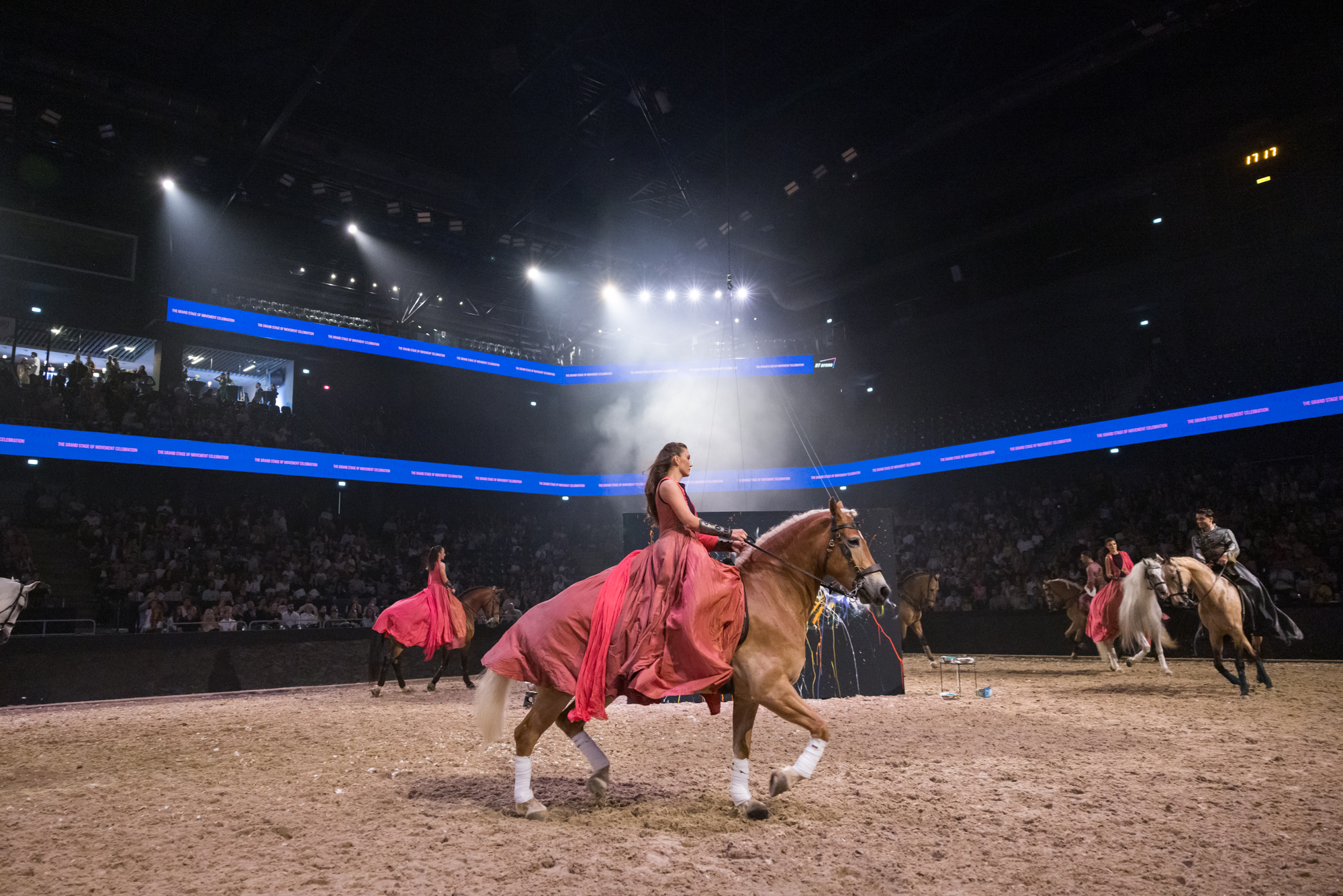 Show ecvestru indoor — manej în sală polivalentă